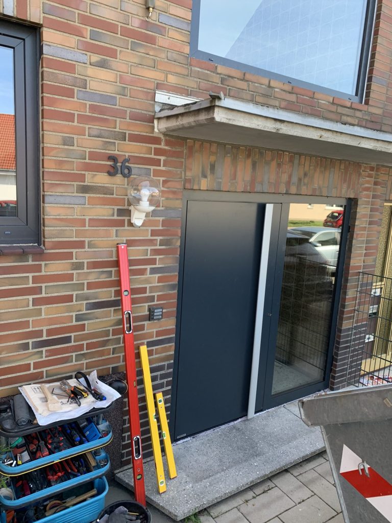 Grüne Garagentore in Bauweise