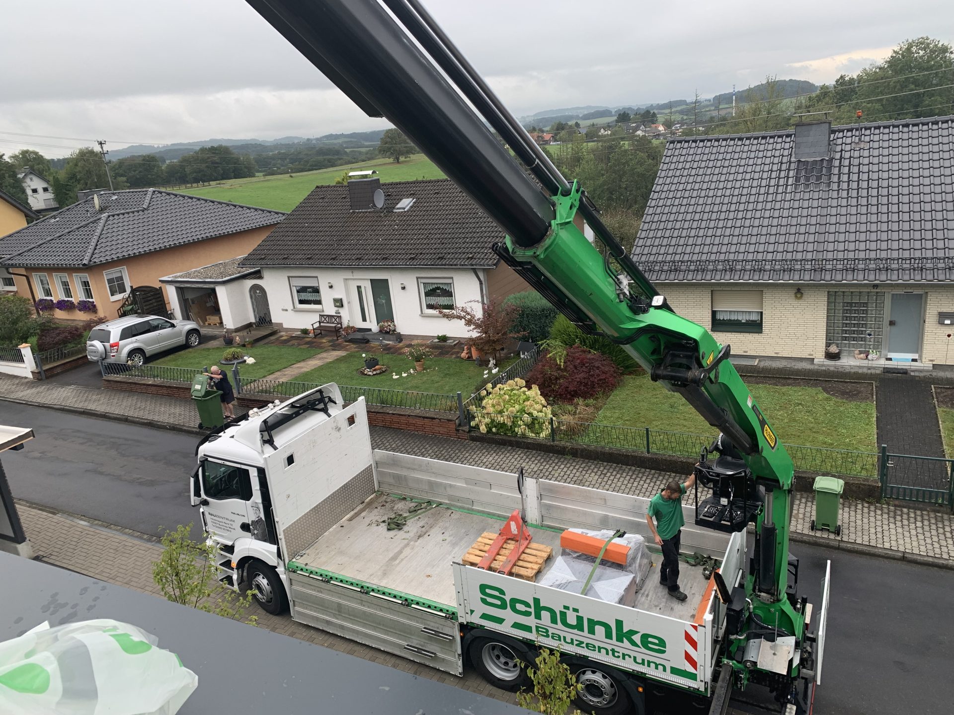 Lkw mit Kran und Bauarbeiten