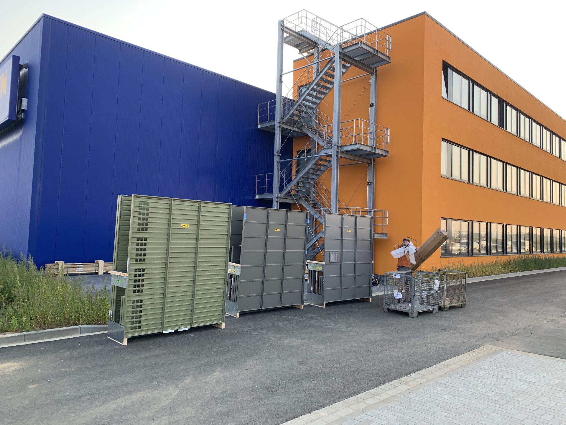 Lager mit grauen Containern