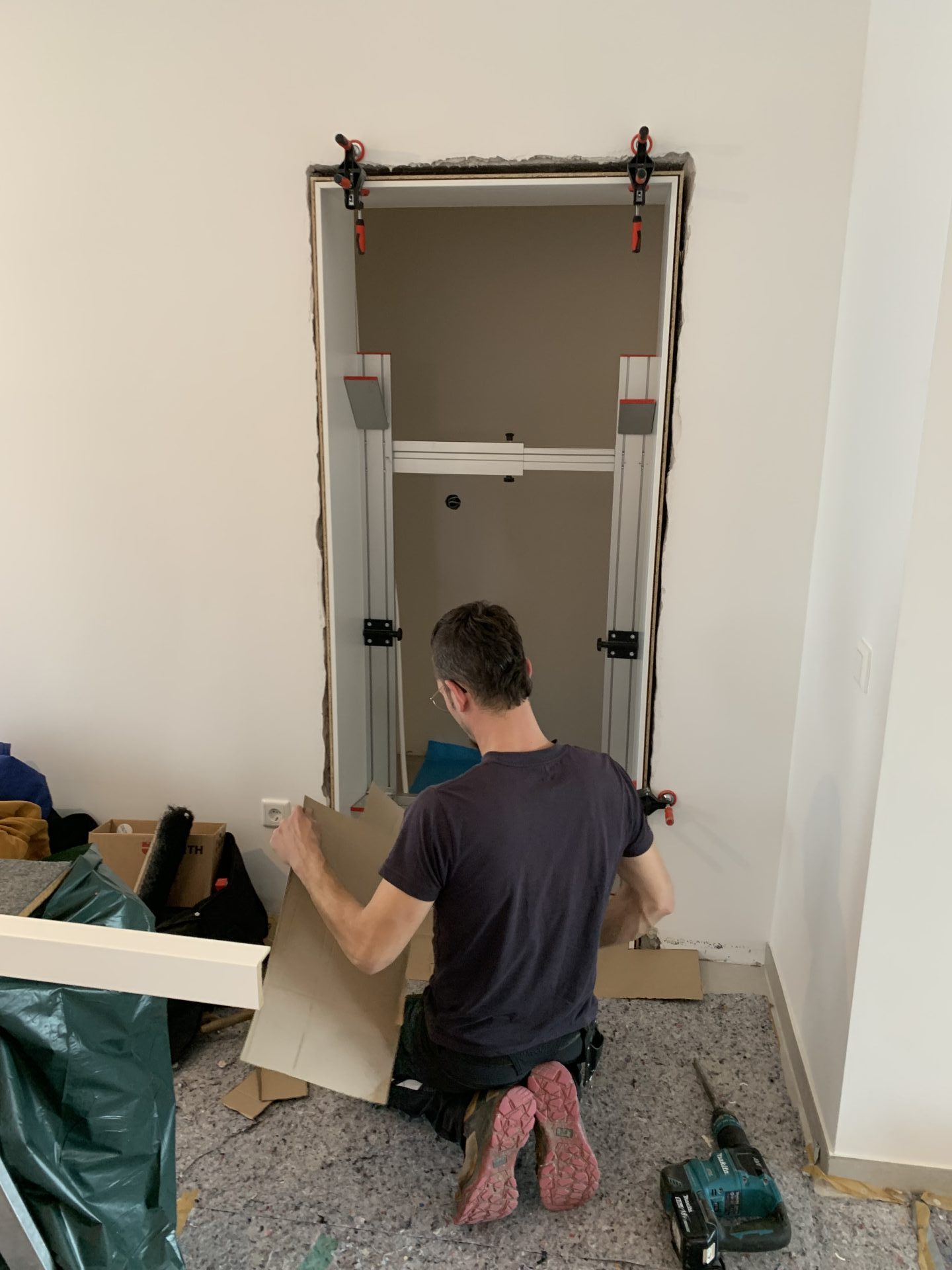 Mann arbeitet an Türrahmen