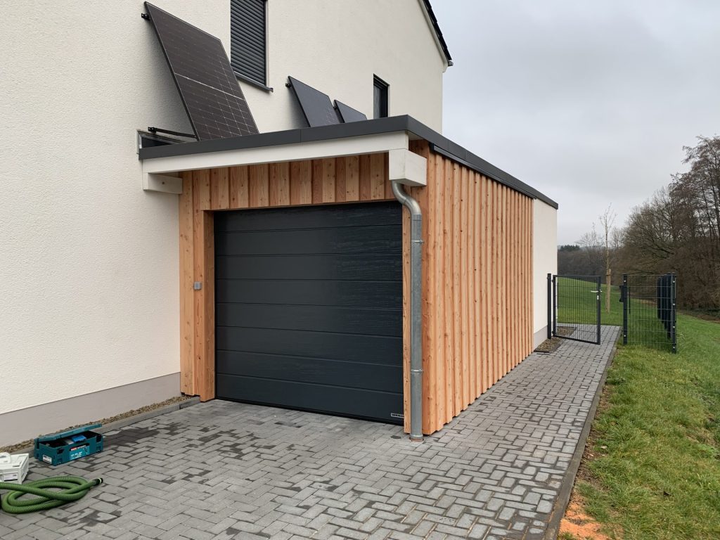 Fenster mit Wolkenspiegelung