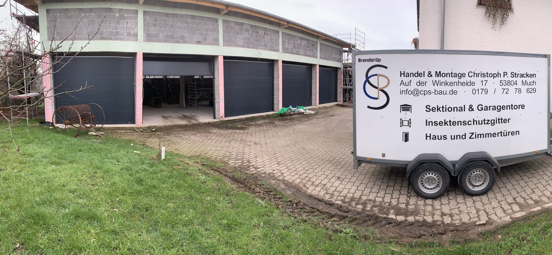 Lagerhaus mit Anhänger im Vordergrund