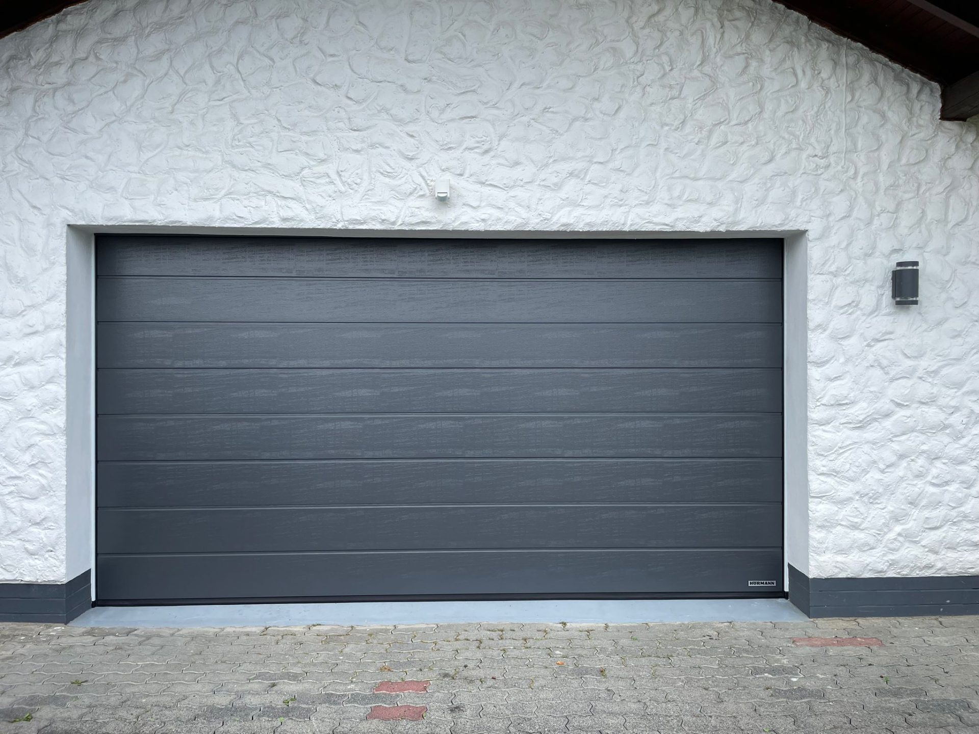 Grau Tore an weißer Wand