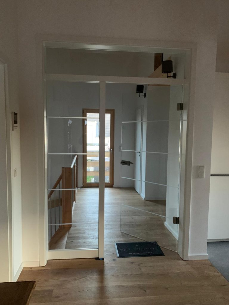 Glasdoor im modernen Innenraum